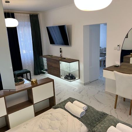 La Luna Premium Deluxe Apartment With Free Jacuzzi, Bikes & Covered Parking Nekcse Kültér fotó