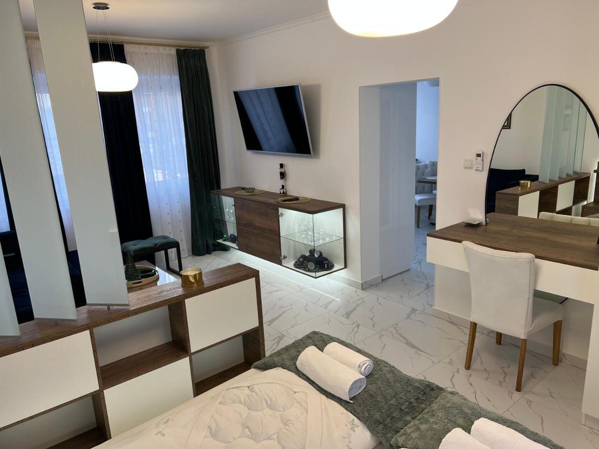 La Luna Premium Deluxe Apartment With Free Jacuzzi, Bikes & Covered Parking Nekcse Kültér fotó